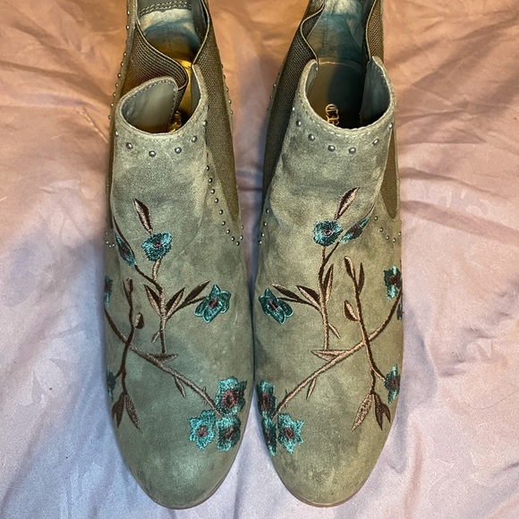 Crown Vintage embroidered ankle boots